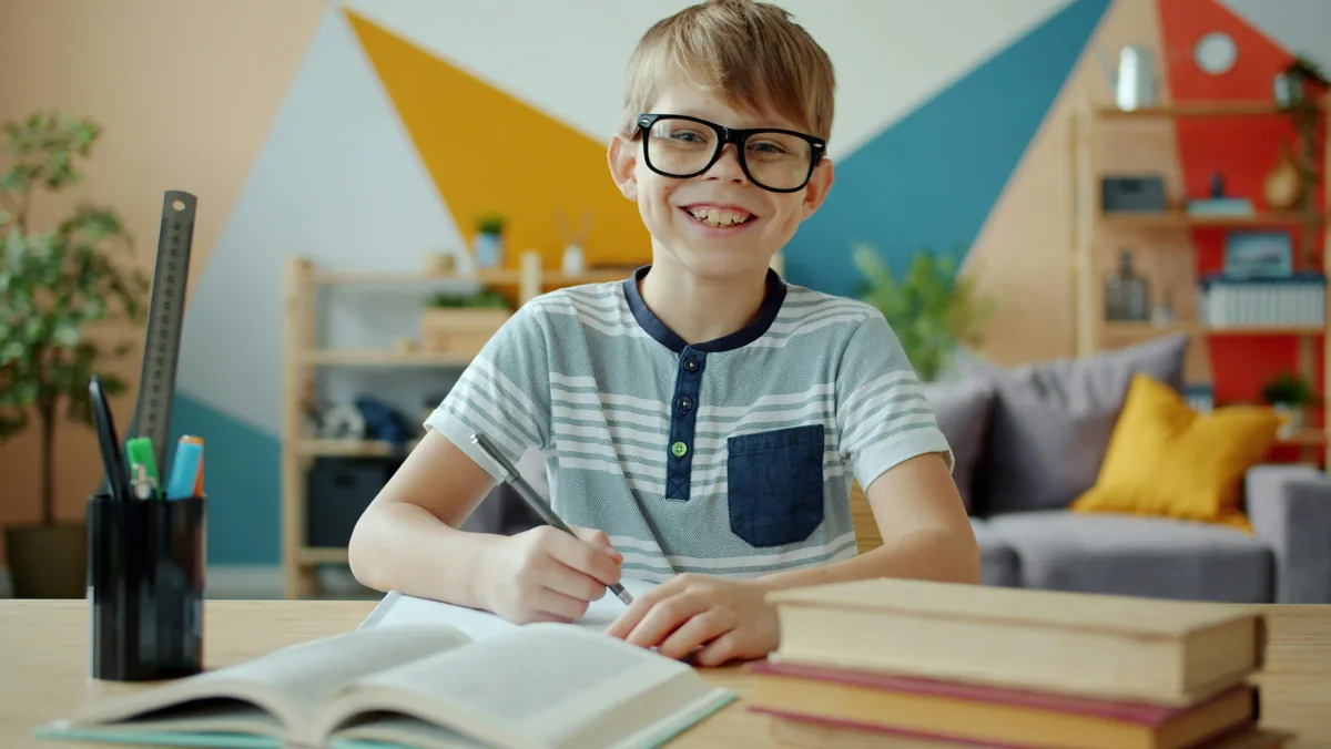 Bambino impegnato nella scrittura