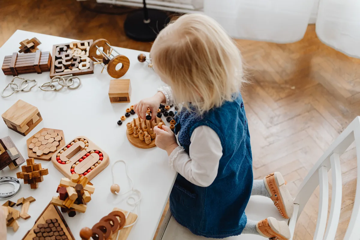 Bambina impegnata in un'attività di gioco
