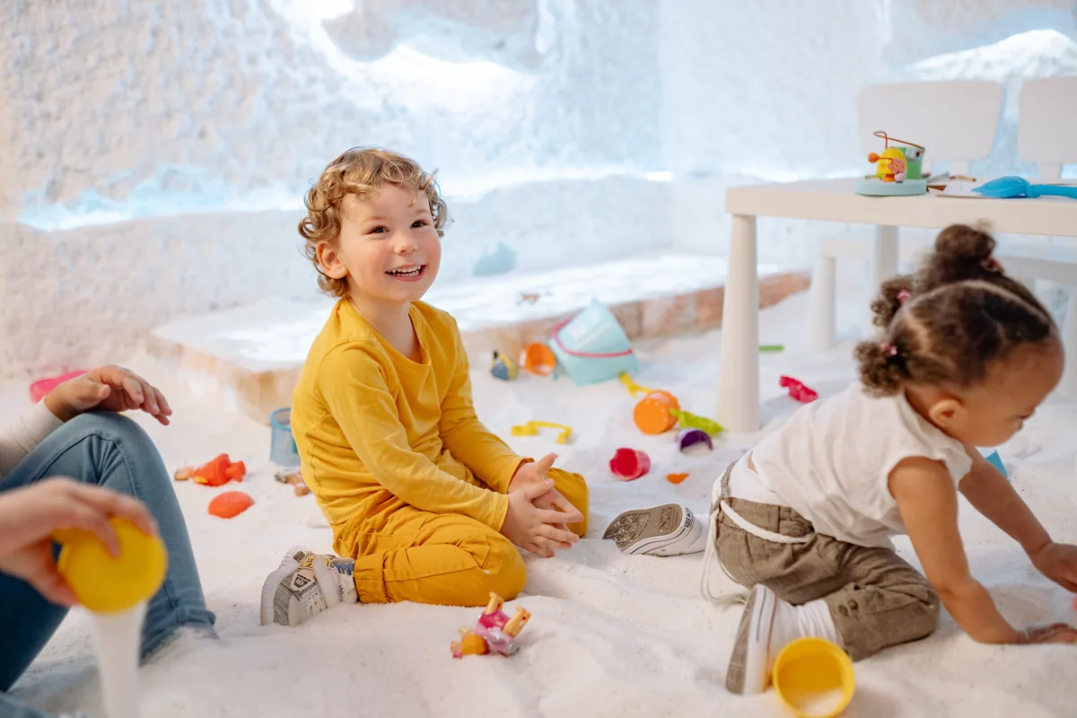 Bambino piccolo durante un'attività di gioco