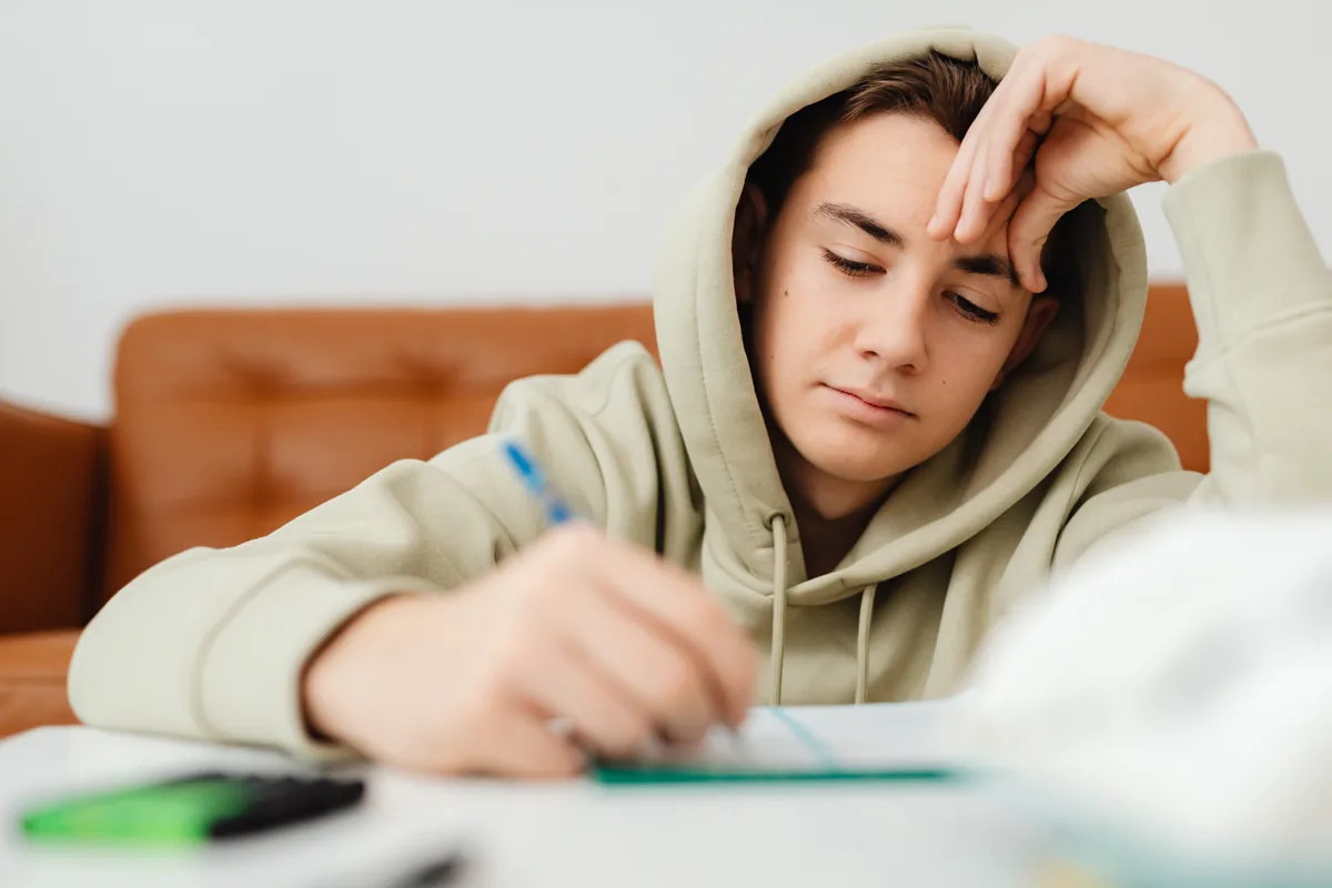 Adolescente impegnato nella scrittura
