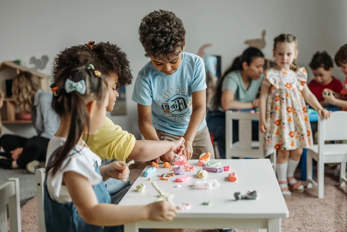 Bambini in età prescolare durante un'attività