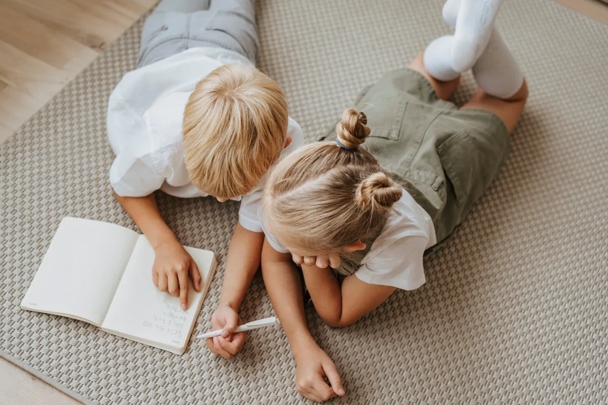 Bambini della scuola primaria impegnati nello studio